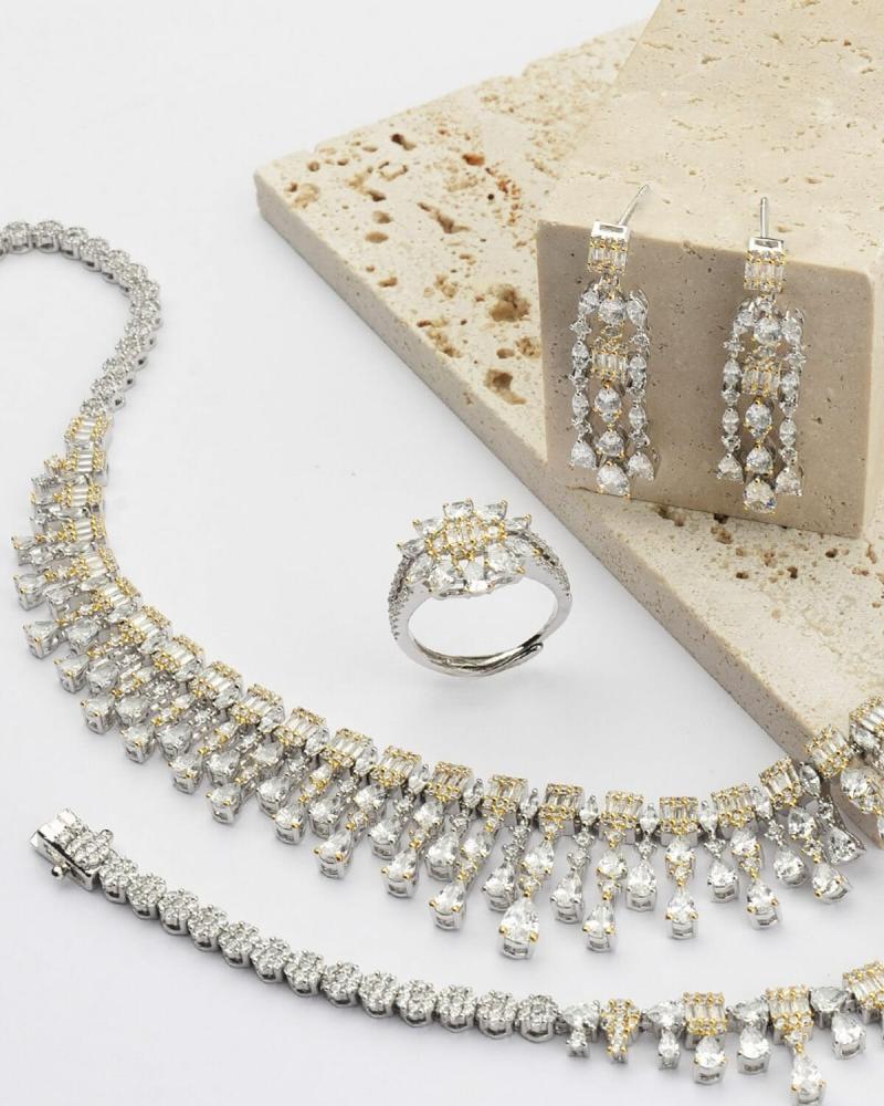 طقم نسائي  زركون مميز بلون فضي وذهبي