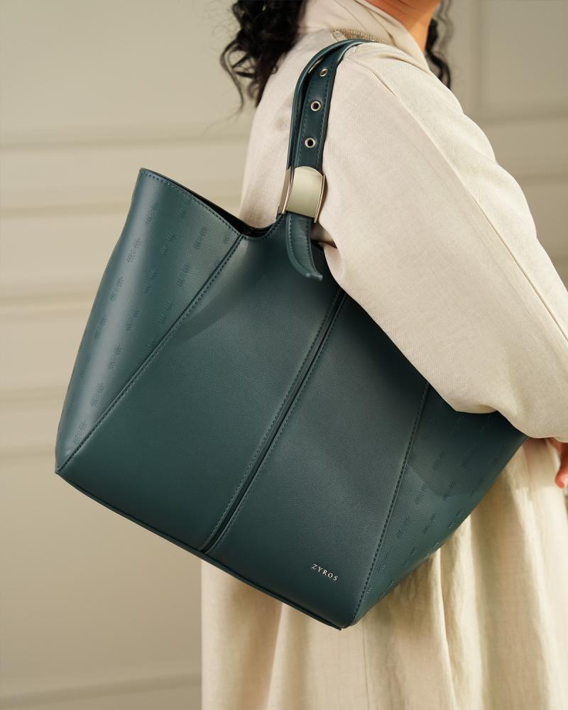 A medium-sized women's bag for your practical look