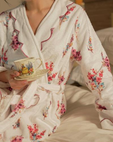 Luxurious white floral bathrobe اختر المقاس:(M)
