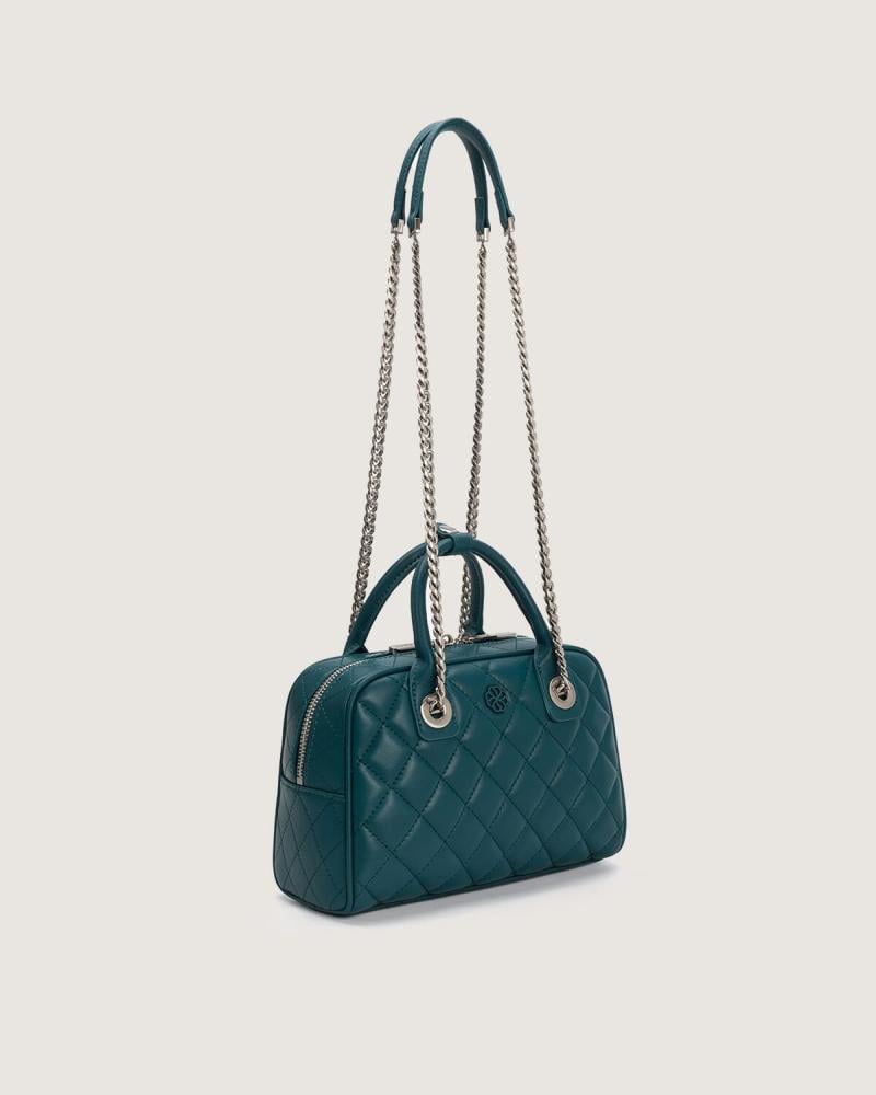 شنطة نسائية بتصميم مميز بلون أخضر