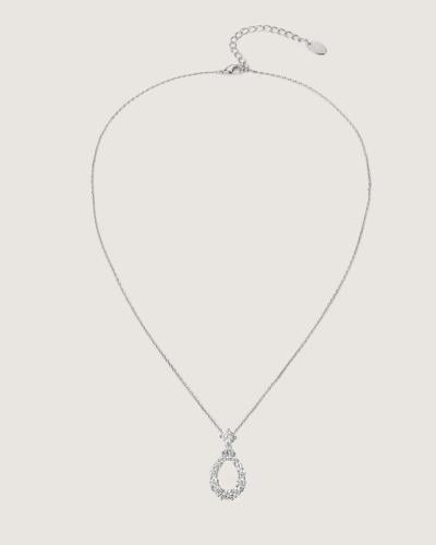 A shimmering necklace for a distinctive presence in silver