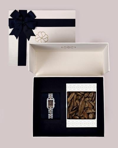 Women's set including a watch and a piece of oud