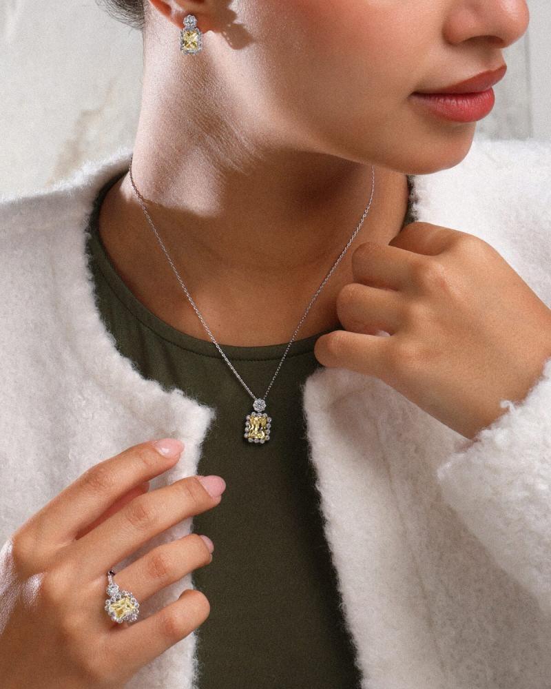 Women's accessory set with an attractive design in silver and yellow