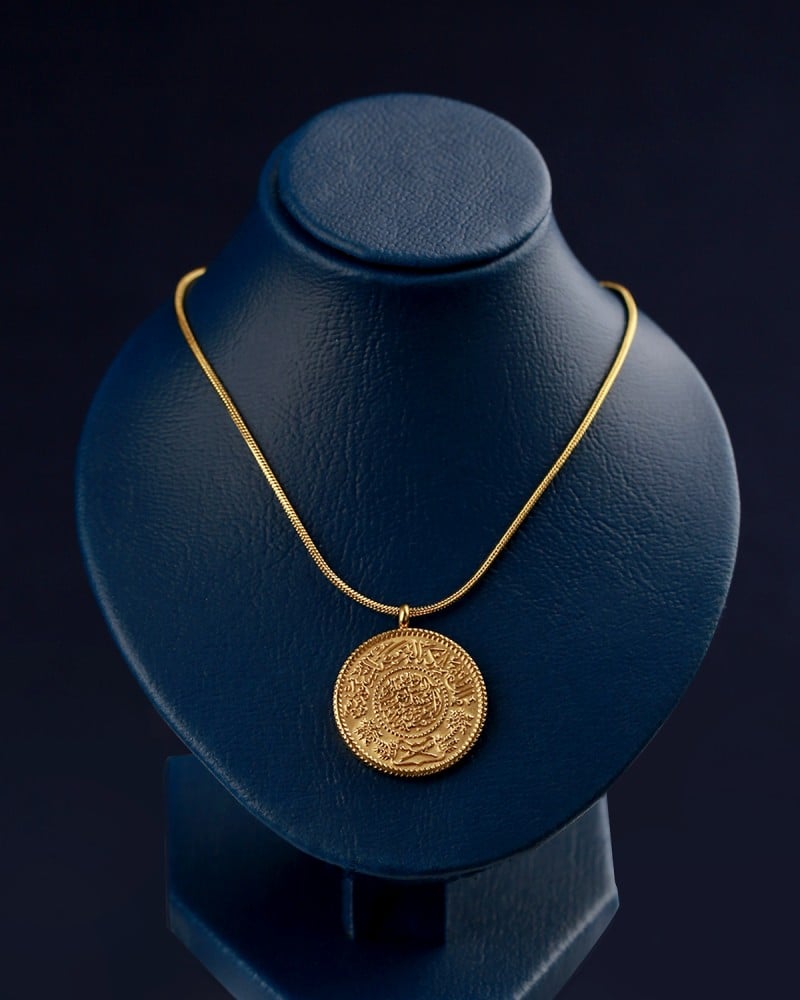 A women's gift with a design that reflects originality in a golden color