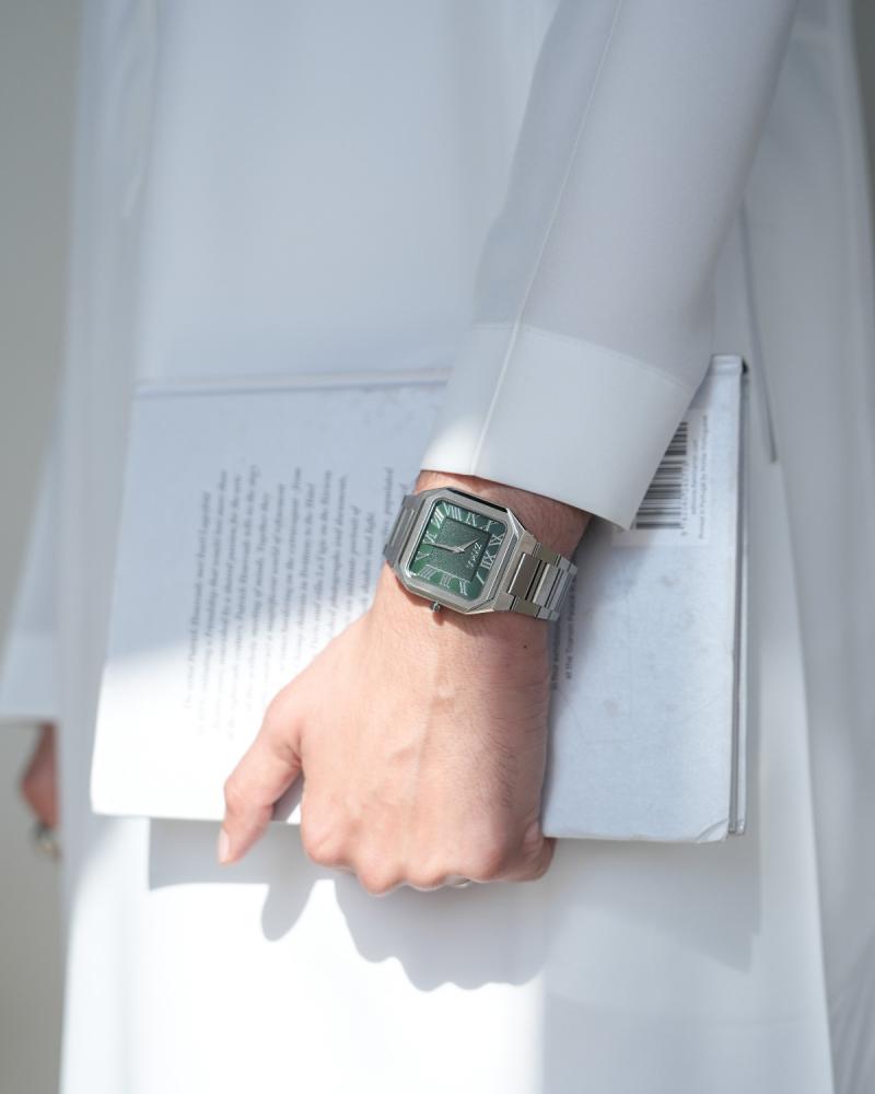 Men's watch with an elegant design in silver