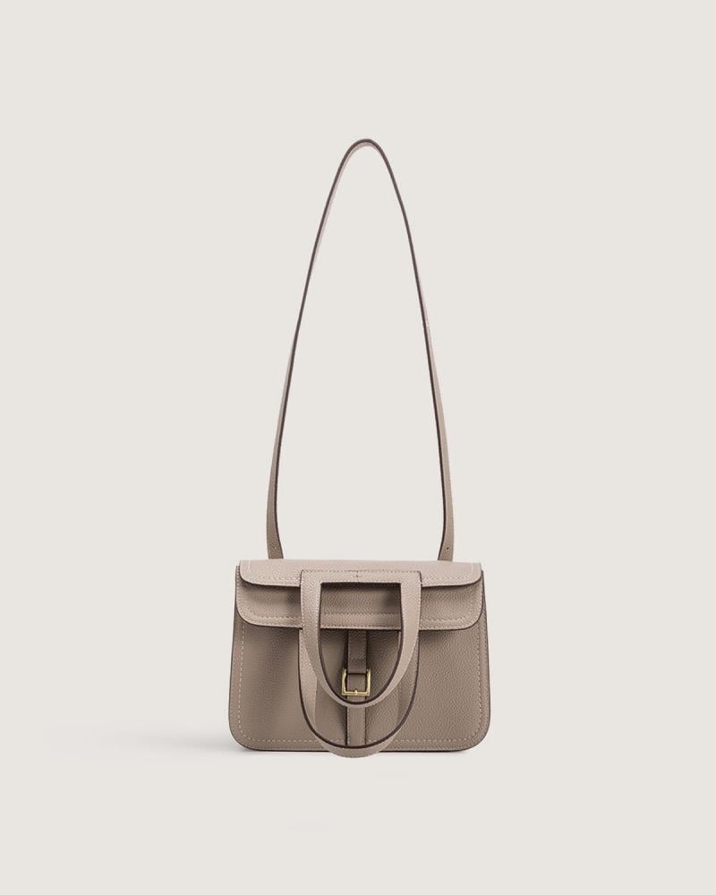 شنطة لاطلالتك العملية باللون الرمادي