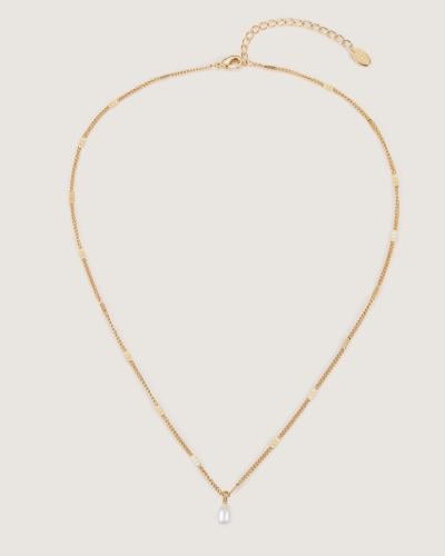 A necklace that gives you a different look in gold