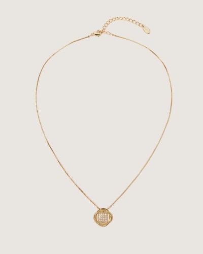 A necklace that complements your elegance in gold.