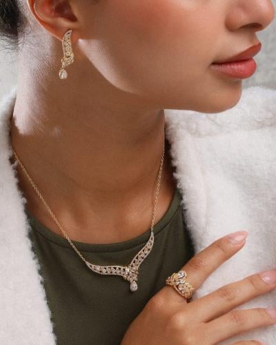 Attractive women's accessory set in gold