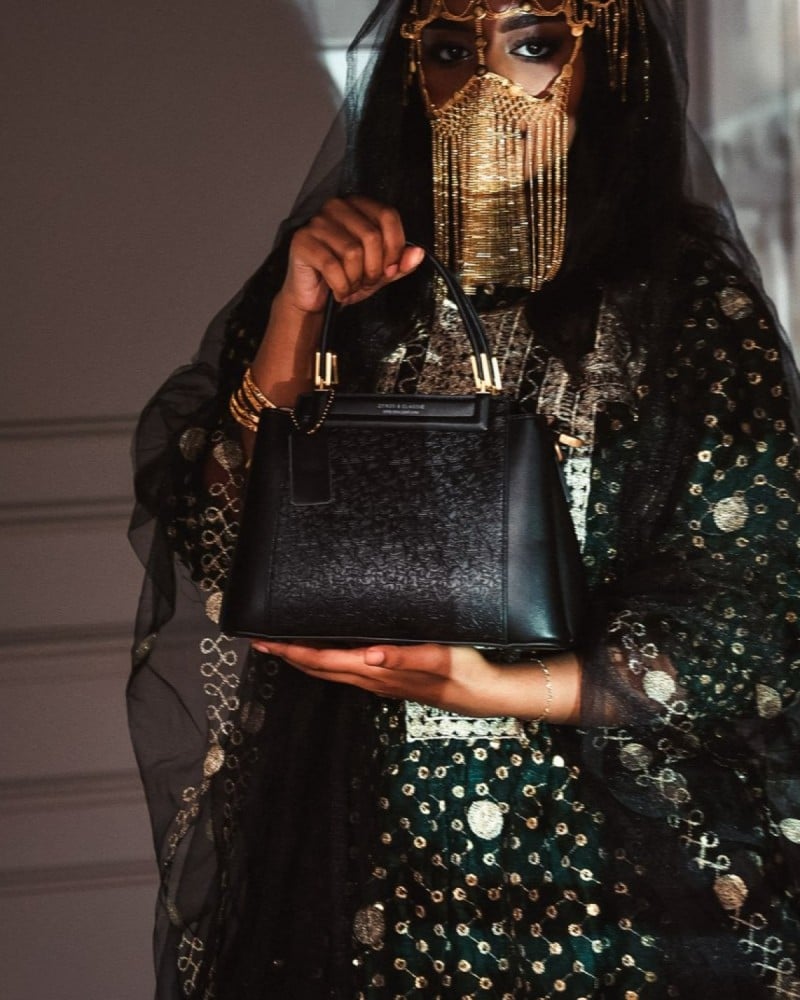 شنطة نسائية بتصميم كلاسيك بلون أسود