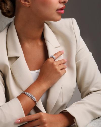 Elegant women's accessory set in silver