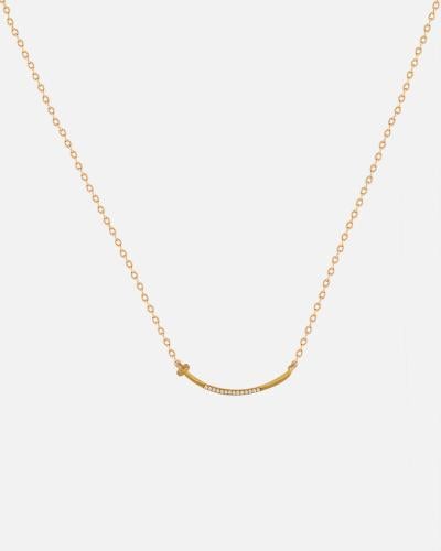 Women's necklace with a distinctive curve in gold color