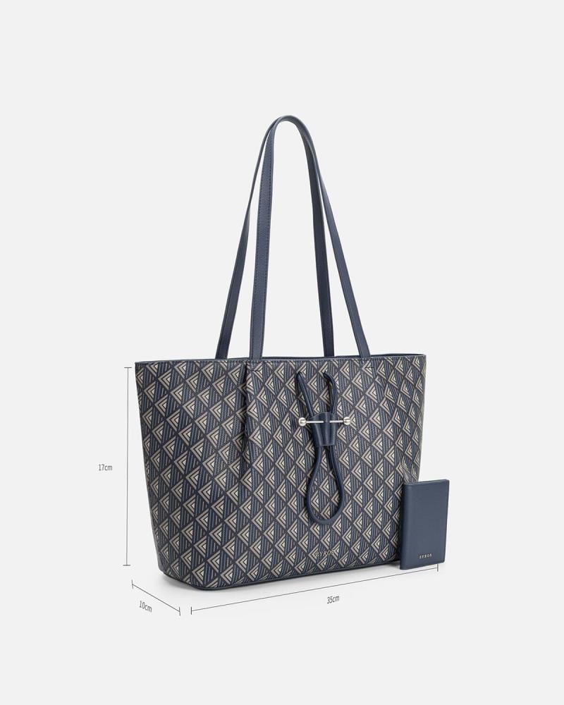 شنطة نسائية واسعة بلون أزرق منقوش