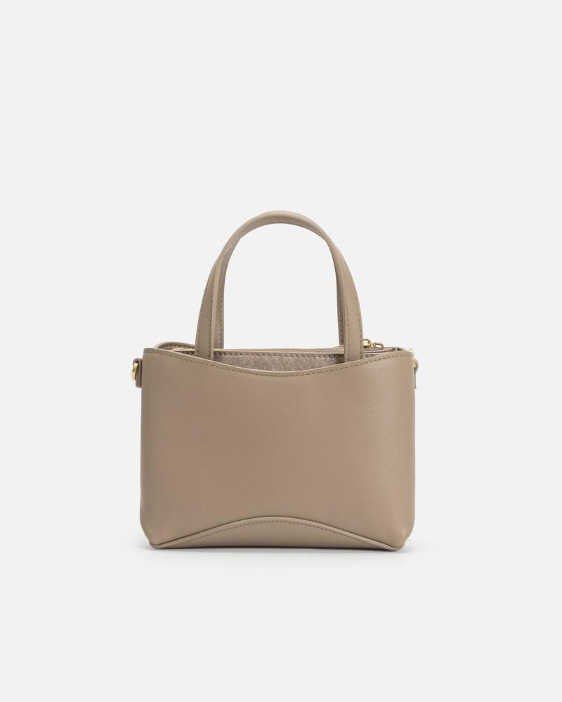 A women's bag that exudes beauty in an earthy brown color.