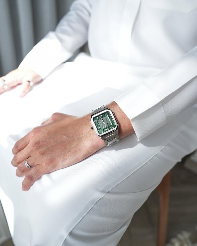 Men's watch with an elegant design in silver