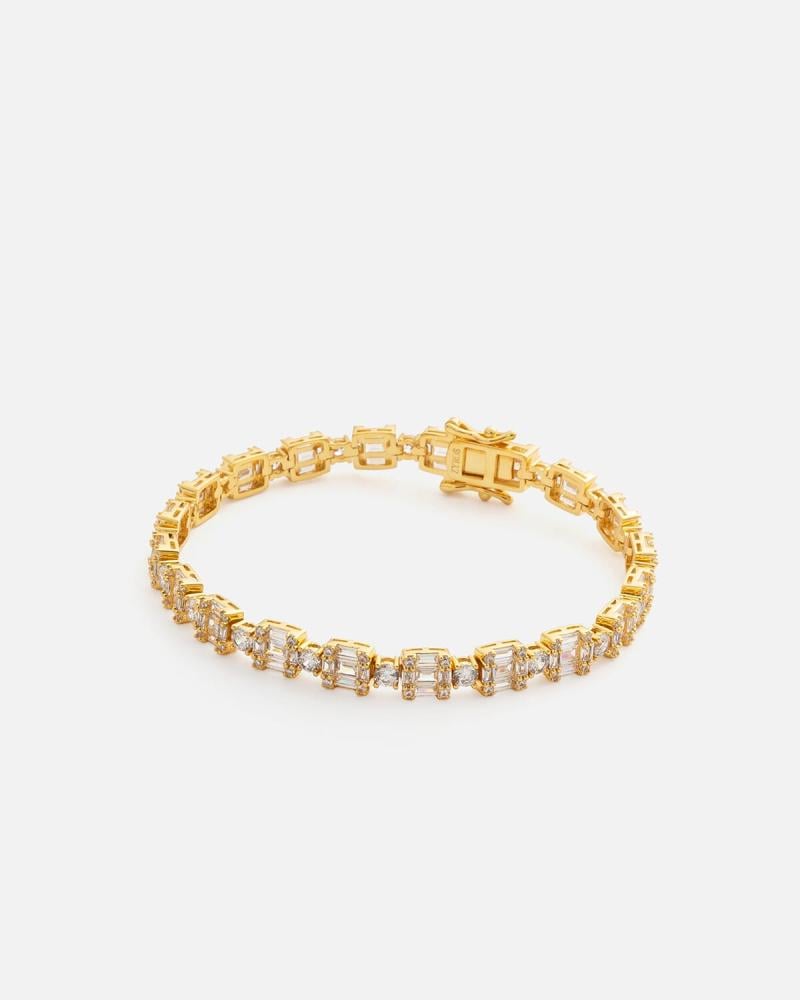 Women's bracelet with an eye-catching design in gold color