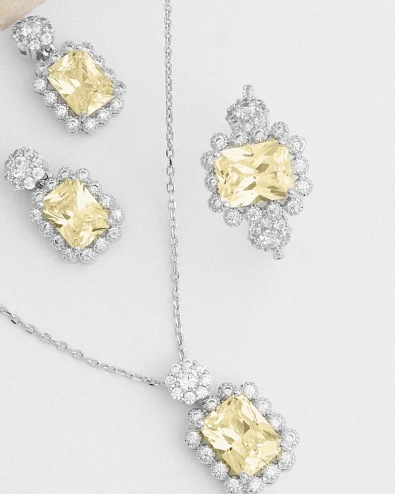 Women's accessory set with an attractive design in silver and yellow