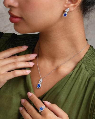 Elegant women's accessory set in silver and blue
