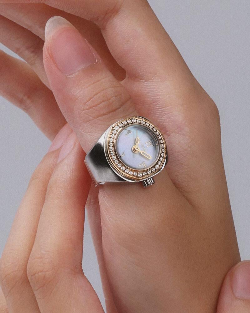ساعة الخاتم النسائية بتصميم ملفت بلون ذهبي وفضي