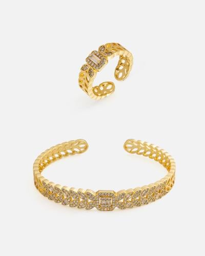 A distinctive bracelet and ring set in gold color
