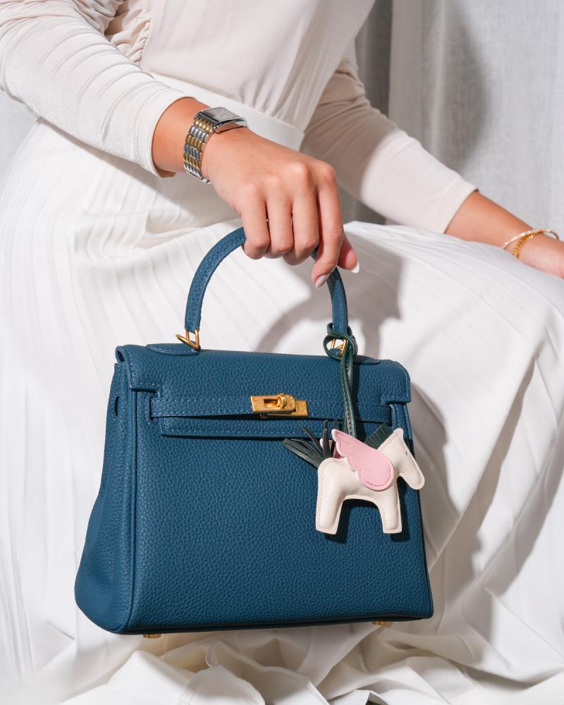 Medium-sized women's bag in blue