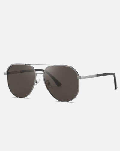 Men's sunglasses with classic design