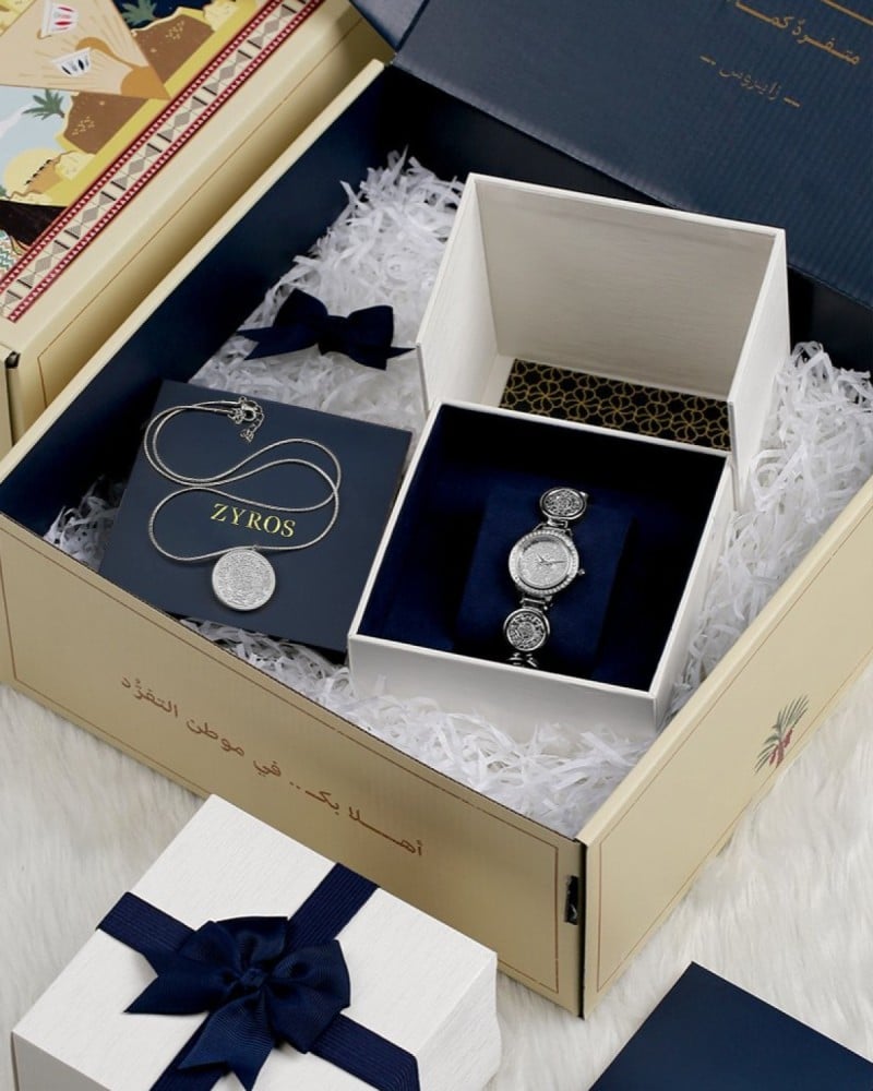 A women's gift with a design that reflects originality in silver color