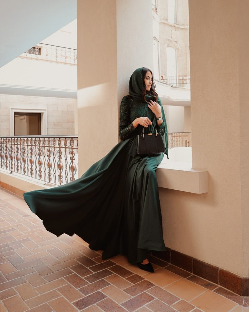 شنطة نسائية بتصميم أنيق بلون أسود