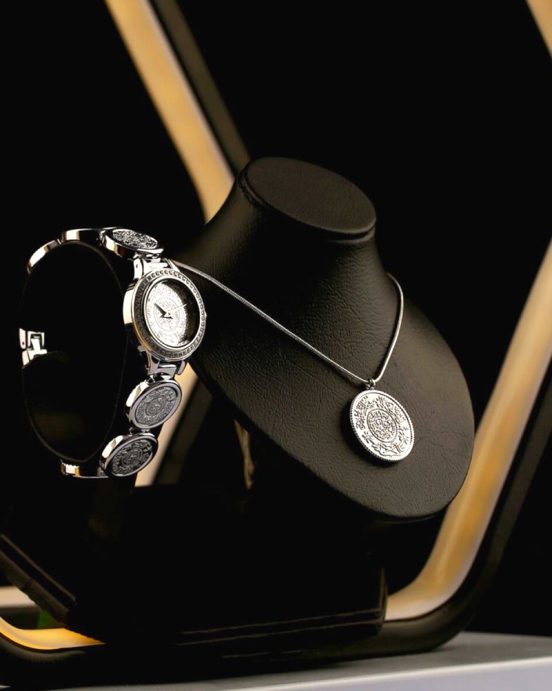 A women's gift with a design that reflects originality in silver color
