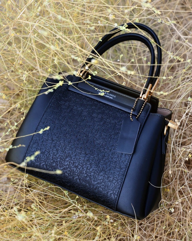 شنطة نسائية بتصميم كلاسيك بلون أسود