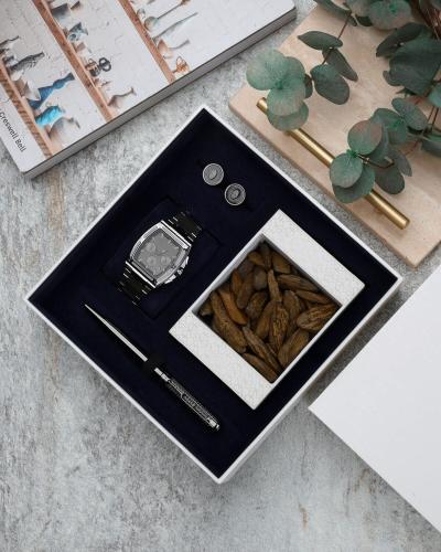 A gift set for every man who cares about his style, in gray.