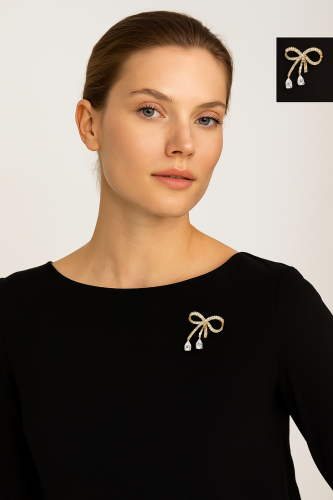 Elegant women's brooch in gold