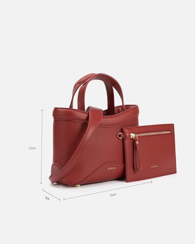 شنطة تعبر عن الأناقة ببساطة بلون أحمر