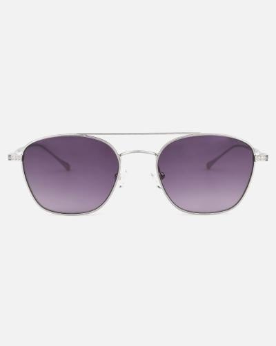 Distinctive men's sunglasses in a transparent color