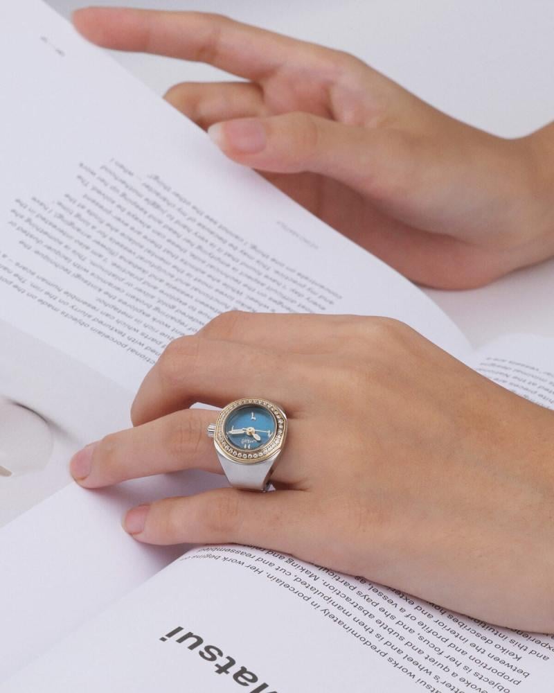 Women's ring watch with an eye-catching design in gold and silver