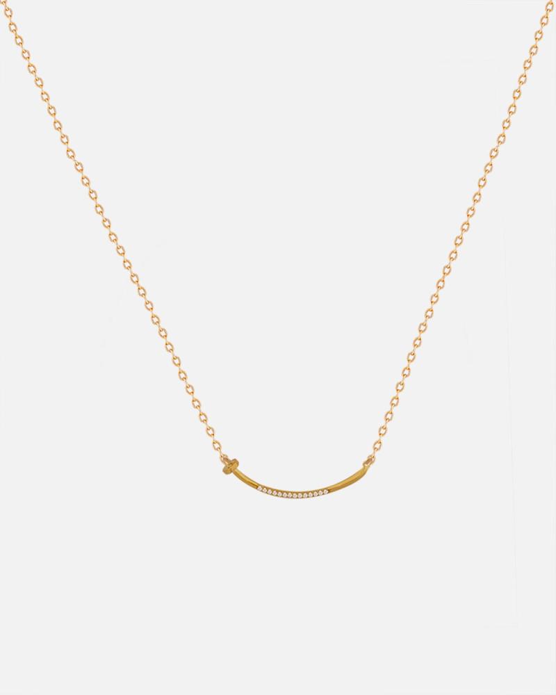 Women's necklace with a distinctive curve in gold color