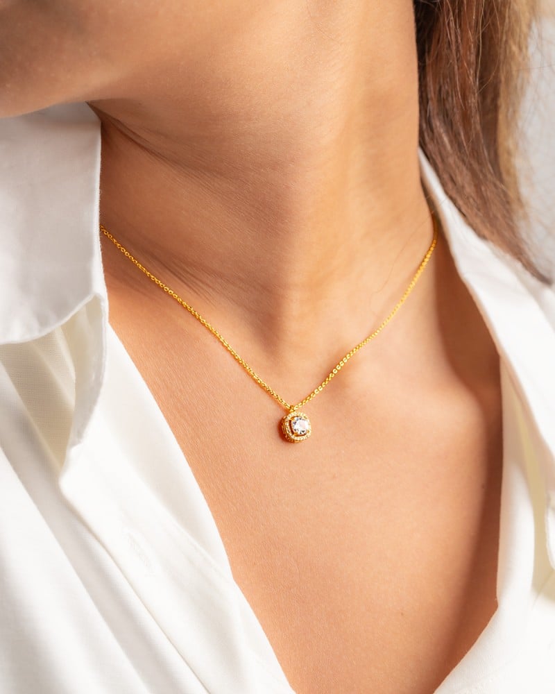Elegant women's set in gold