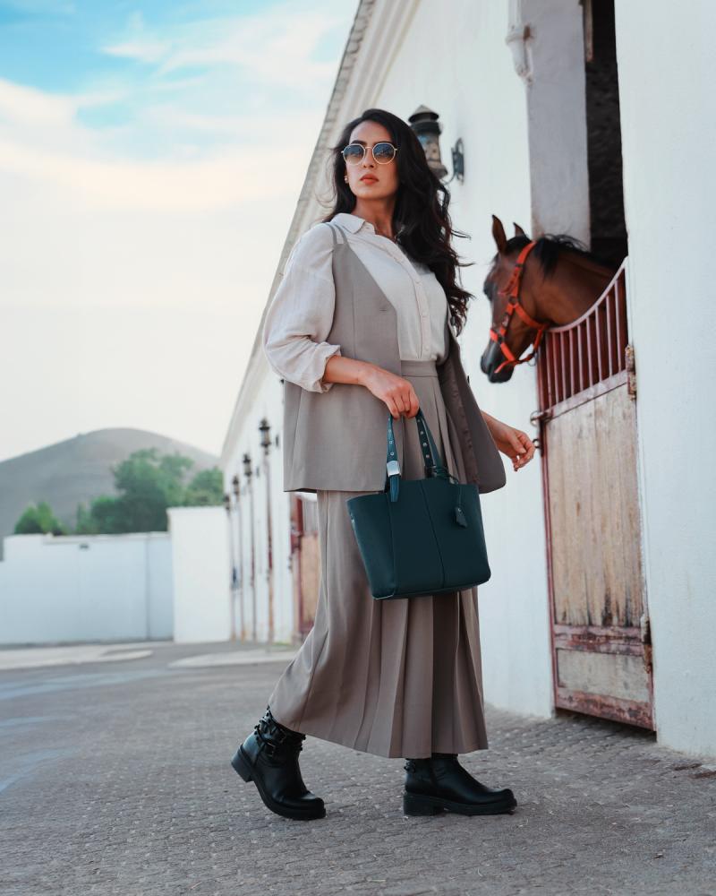 A medium-sized women's bag for your practical look