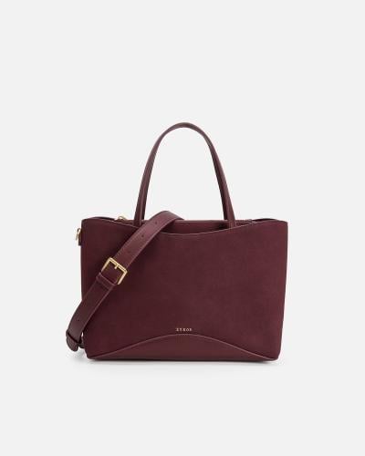 A women's handbag that speaks the language of elegance in a burgundy color.