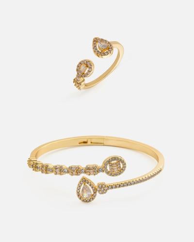 A distinctive women's set in gold