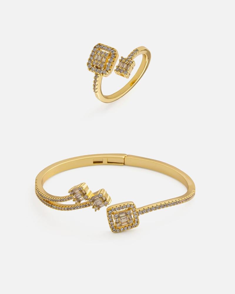 Women's bracelet and ring set with an interlocking design in gold color