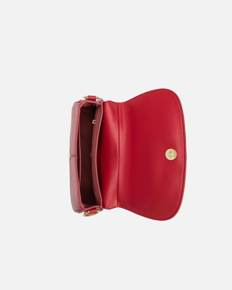 شنطة بتصميمها الأنيق بلون أحمر