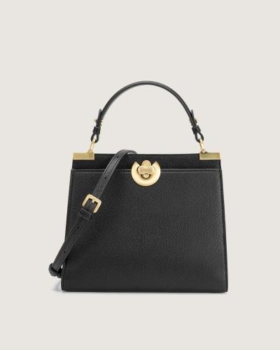 A women's bag that reflects elegance in black