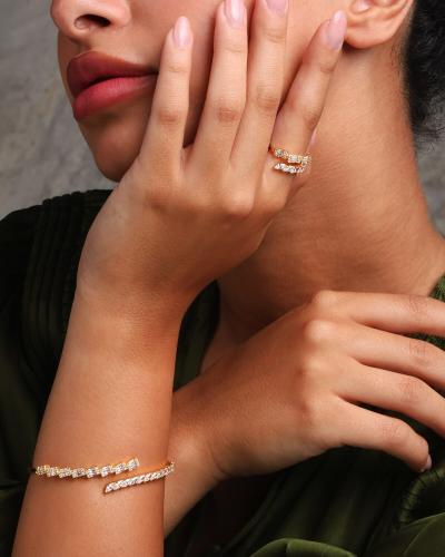 Luxurious women's gold set