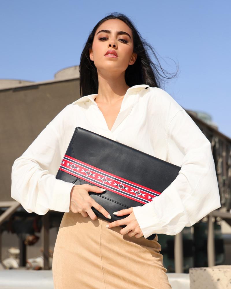  شنطة بحجم كبير لاطلالة عملية بلون أسود