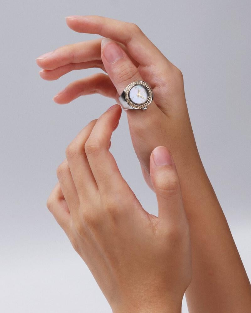 ساعة الخاتم النسائية بتصميم ملفت بلون ذهبي وفضي