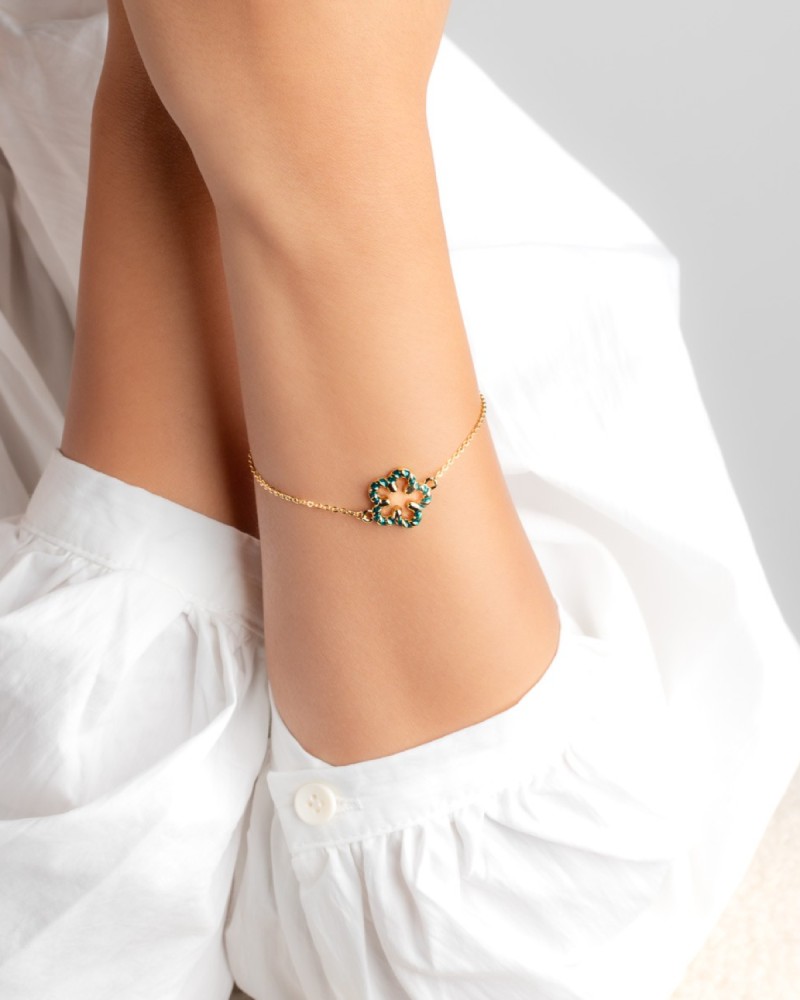 Women's bracelet with a soft design in gold color