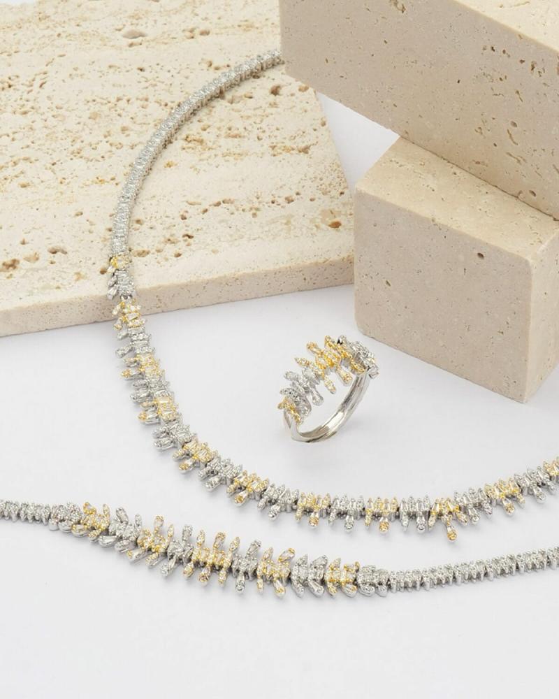 طقم نسائي زركون ساحر بلون فضي وذهبي