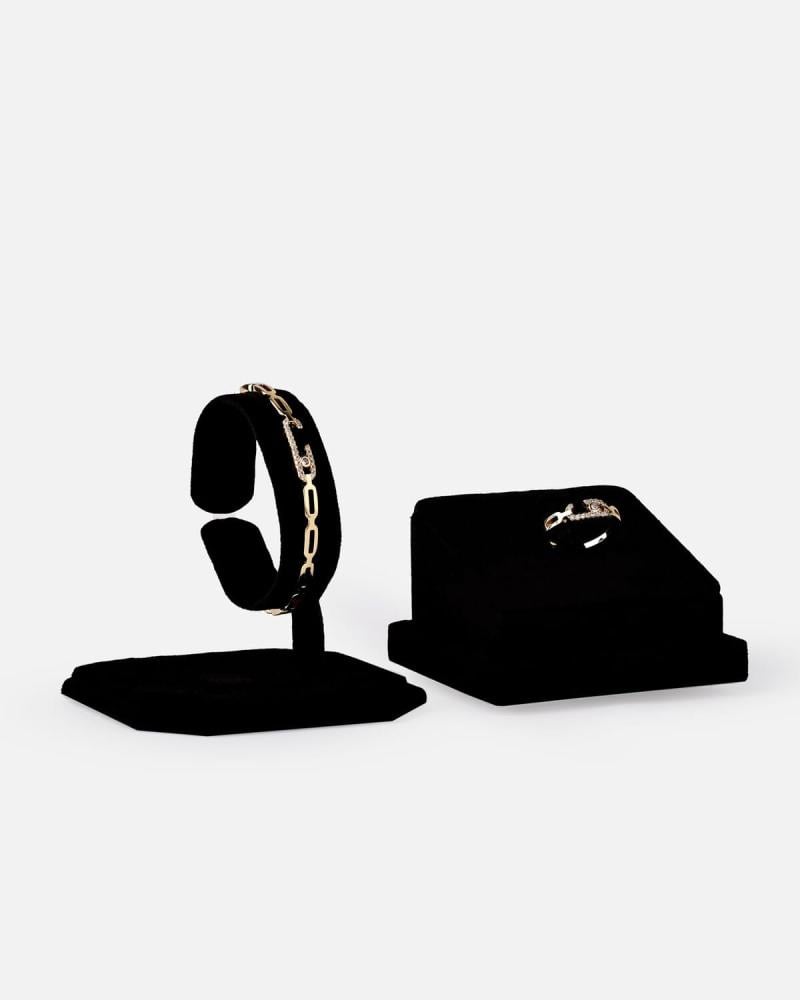 A distinctive women's set in gold