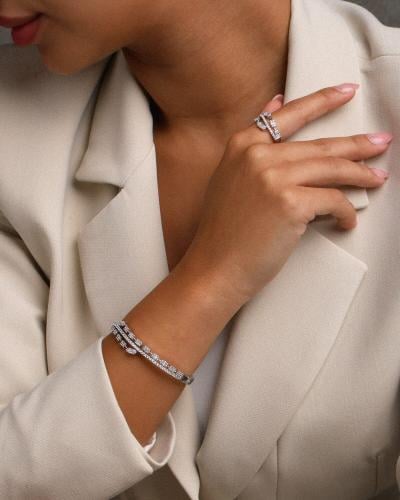 Elegant women's accessory set in silver